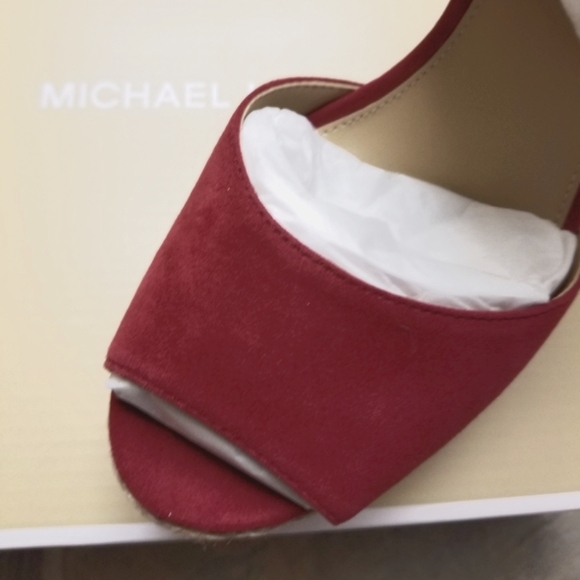 New Michael Kors Carlyn Wedge Berry heels sandals - Picture 4 of 5